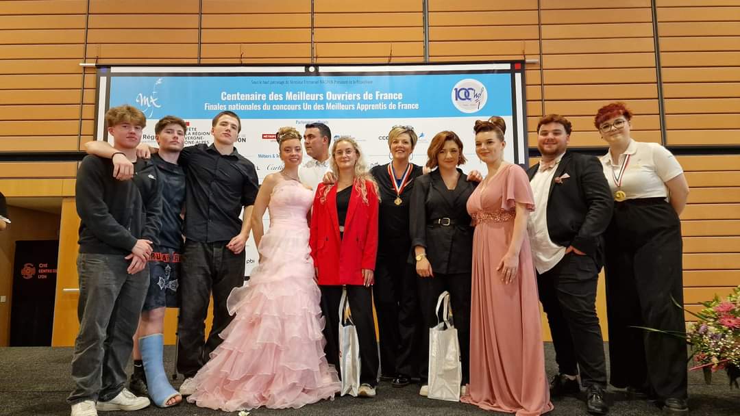 Trois jeunes remportent la médaille d’or au concours national Meilleurs Apprentis de France Coiffure 2024