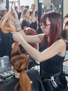 Eunice Boulay de l'école espace bel air du Mans, en train de réaliser une coiffure de mariée au challenge inter-école de Rouen en 2025.