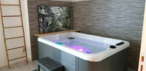 La baléno d'Espace Bel Air avec un jacuzzi bleu.