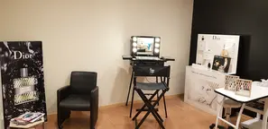 Poste de maquillage de l'institut de l'école et CFA Espace Bel Air. Une chaise haute noire avec un miroir et une palette de maquillage noire.