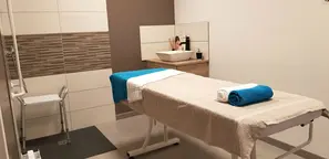 Lit de l'institut pédagogique de l'école et CFA Espace Bel Air, recouvert d'une serviette marron et bleue.